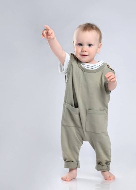 Bebeğin ilk adımları beyaz arkaplanda izole edildi