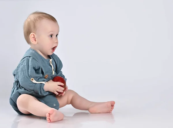 Retrato de un niño bonito con manzana — Foto de Stock