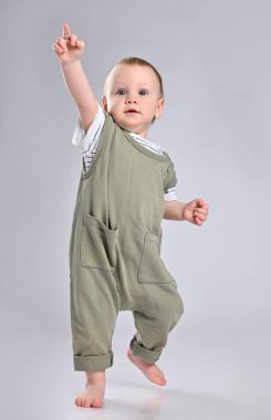 Bebeğin ilk adımları beyaz arkaplanda izole edildi