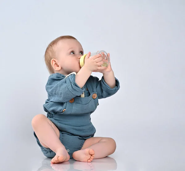 Niño adorable bebiendo del biberón . — Foto de Stock