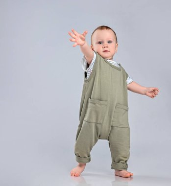 Bebeğin ilk adımları beyaz arkaplanda izole edildi