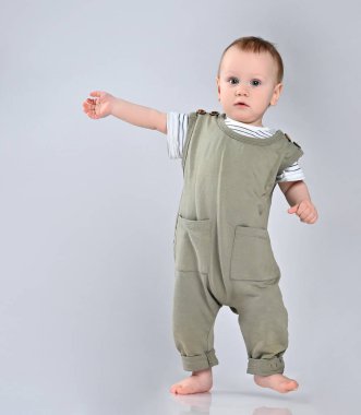 Bebeğin ilk adımları beyaz arkaplanda izole edildi