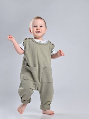 Bebeğin ilk adımları beyaz arkaplanda izole edildi