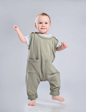 Bebeğin ilk adımları beyaz arkaplanda izole edildi