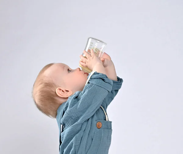 Niño adorable bebiendo del biberón . — Foto de Stock