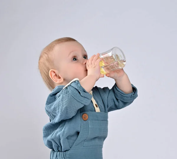 Niño adorable bebiendo del biberón . — Foto de Stock