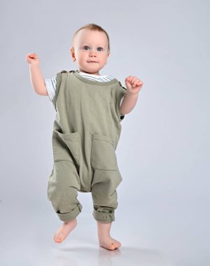 Bebeğin ilk adımları beyaz arkaplanda izole edildi