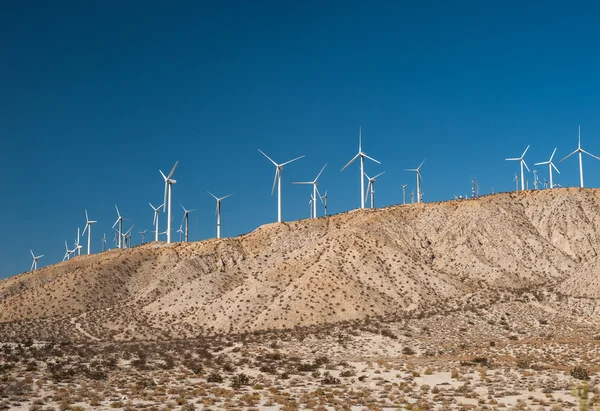 Větrné turbíny v pouštní krajině — Stock fotografie