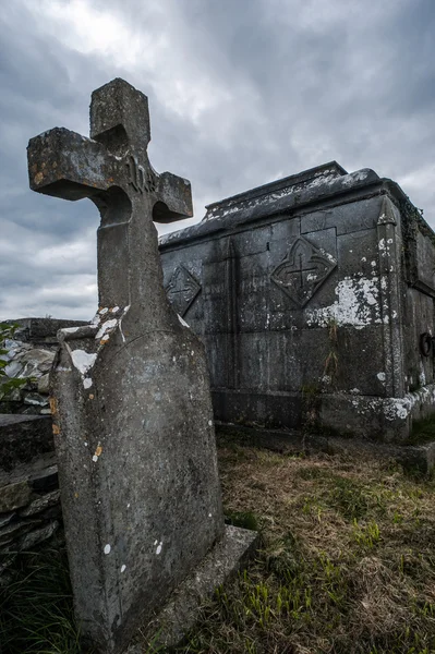 Ciemne i straszne Tombstone i groby — Zdjęcie stockowe