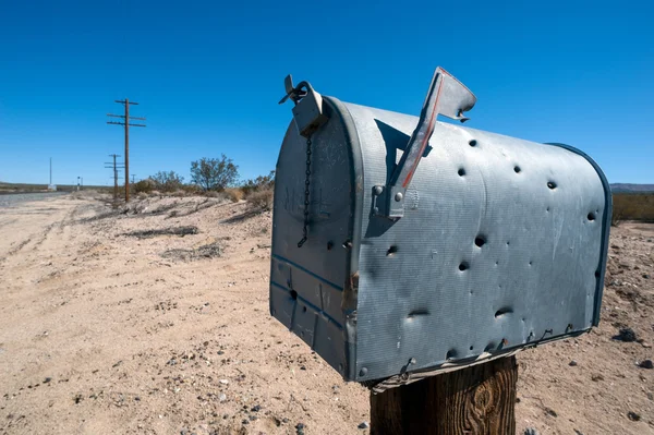 Briefkasten mit Einschusslöchern — Stockfoto