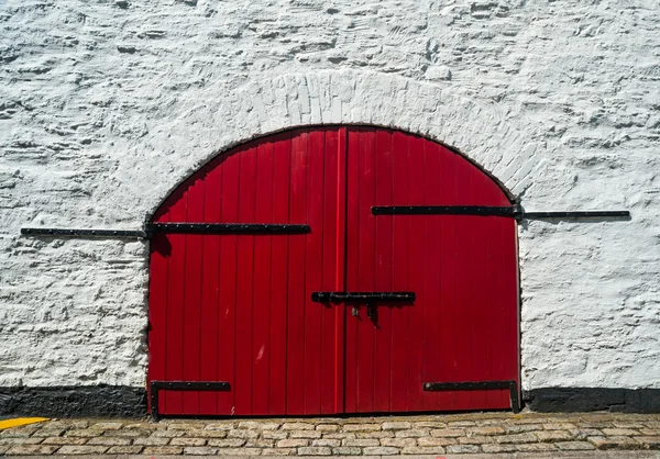 Altes rotes Holztor — Stockfoto