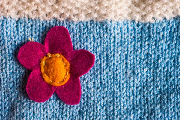 Ručně plstěné květina na pletené pozadí — Stock fotografie