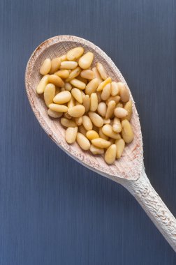 tahta kaşık üzerindeki çam fıstığı