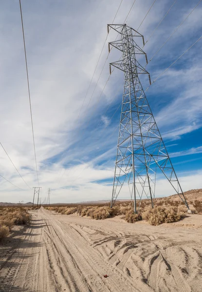 砂漠の送電鉄塔 — ストック写真