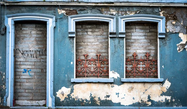 Oude verlaten gebouw gevel — Stockfoto