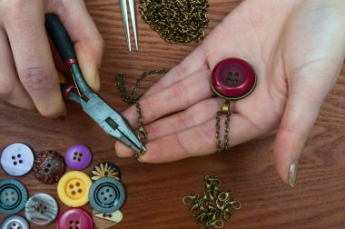 Mücevher dikiş düğmeleri ile yapma