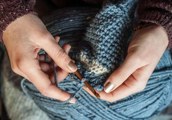 Woman's hands crocheting — Stock Photo, Image