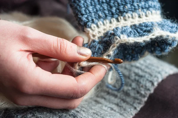 Mani della donna uncinetto dettaglio — Foto Stock