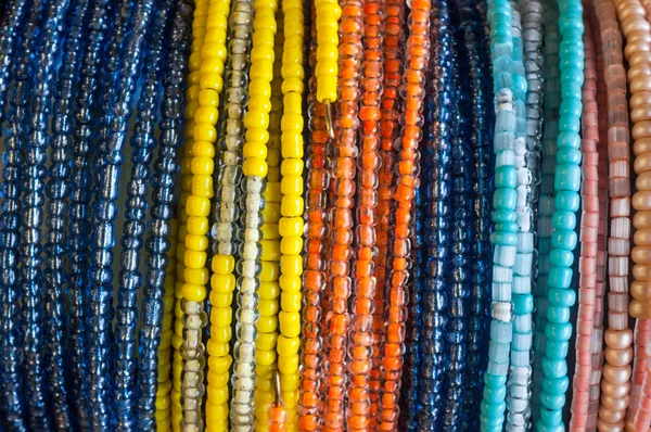 Farbenfrohe Perlenarmbänder in Nahaufnahme — Stockfoto