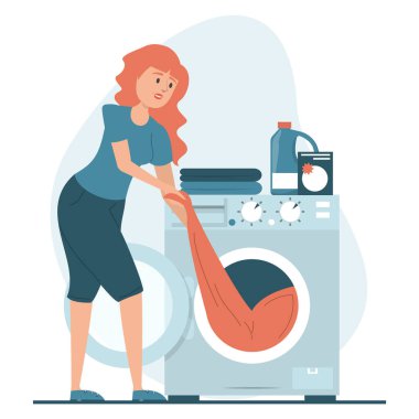 Kadın çamaşırları çamaşır makinesine koyuyor. Bir ev kadınının günlük rutini. Ev işleri, kirli çamaşırları yıkamak..