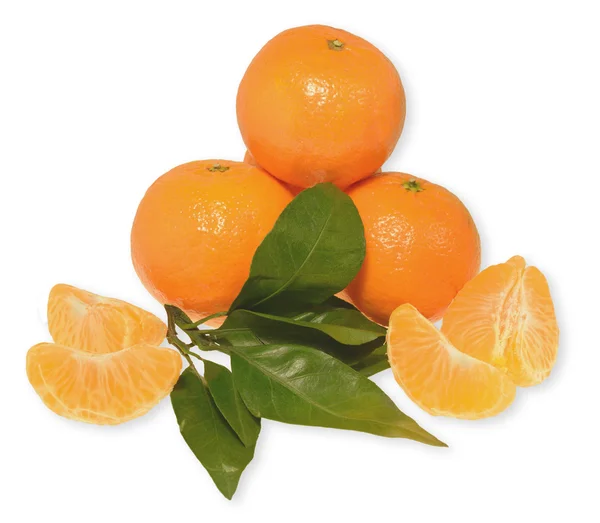 Mandarinen mit Blättern und Scheiben — Stockfoto