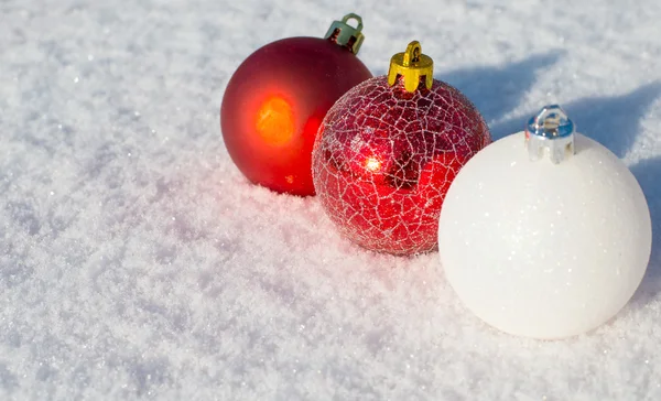 Kırmızı ve whait Noel topları