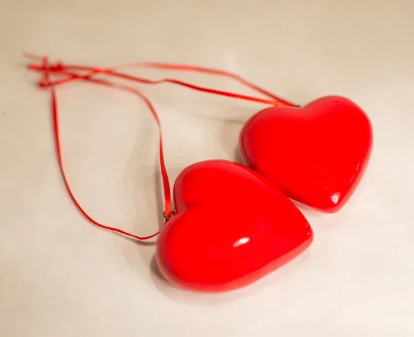 iki kupa ve şeritler