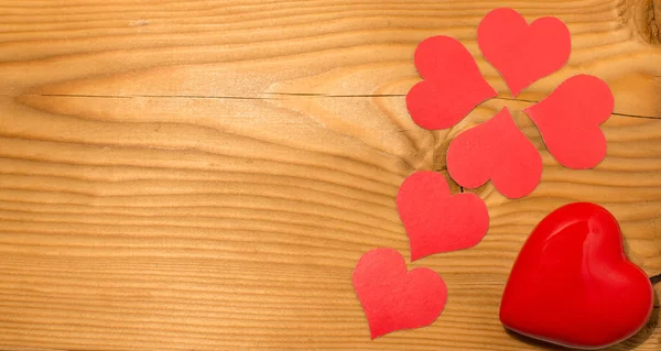 ahşap arka plan üzerinde Hearts