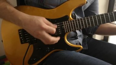 Elektro gitar çalıyorum.