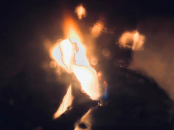 Огненная Свеча Мерцает Темноте — стоковое фото