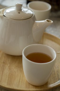 çay kahve dükkanında ahşap masa