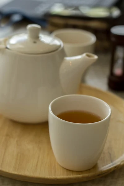 Taza de té en el escritorio de madera en la cafetería —  Fotos de Stock