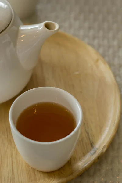 Kopje thee op het houten bureau in de coffeeshop — Stockfoto