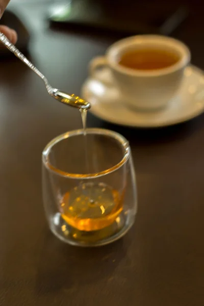 Taza de té en el escritorio de madera en la cafetería —  Fotos de Stock