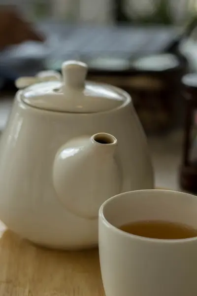 Taza de té en el escritorio de madera en la cafetería —  Fotos de Stock