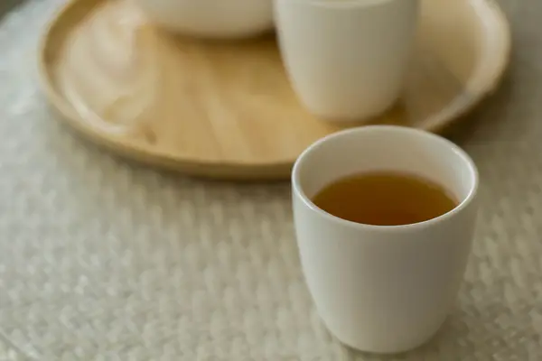 Taza de té en el escritorio de madera en la cafetería —  Fotos de Stock