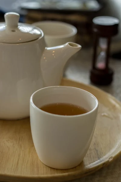 Tazza di tè sulla scrivania di legno in caffetteria — Foto Stock