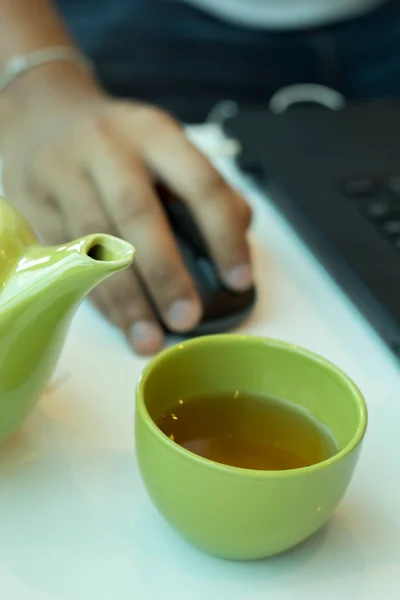 Tasse à thé vert et sachet de thé. sur table blanche — Photo