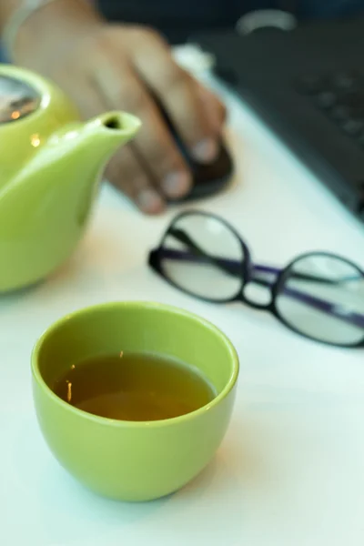 Taza de té verde y té. sobre mesa blanca —  Fotos de Stock