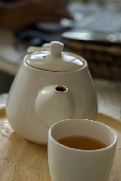 Tazza di tè sulla scrivania di legno in caffetteria — Foto Stock