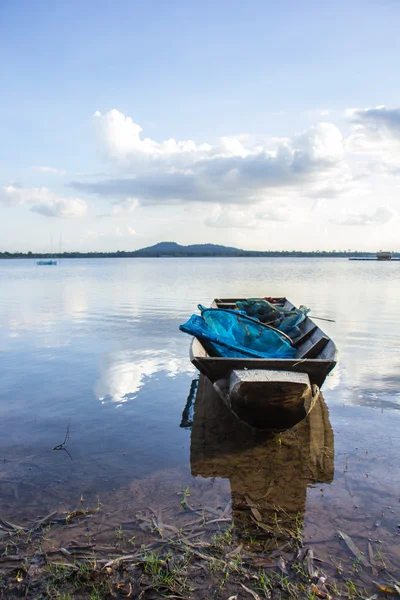 Barcos de pesca, velho, velho, rios, montanhas, águas claras, beauti — Fotografia de Stock