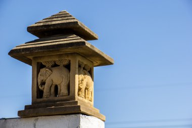 Kristal lambalar, fil, gökyüzü, duvarlar, mavi, kumtaşı.