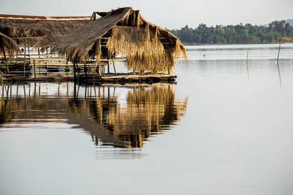 Rafting, river, sky, floating cottages, water, a little cottage. — Stock Photo, Image