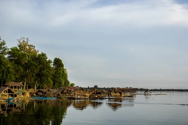 Rafting, río, cielo, cabañas flotantes, agua, una pequeña casa de campo . —  Fotos de Stock