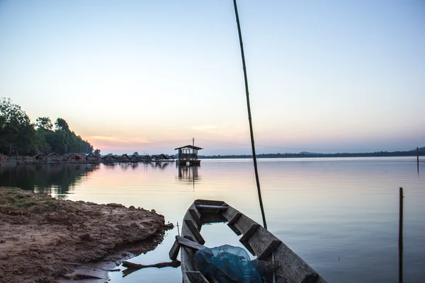 Лодка, старая, речная, спокойная, синяя, вода, утро . — стоковое фото