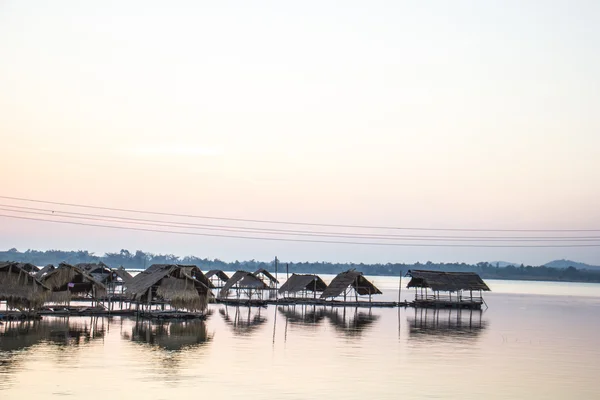 Rafts, rivière, eau, calme et tranquillité, ciel, indigo . — Photo