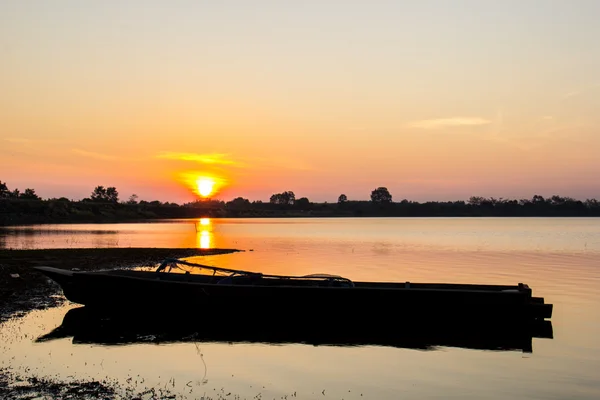 Sunrise rivier, oranje, rivier, water, schaduwen, donker, donker. — Stockfoto