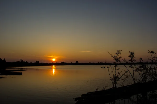 Sunrise rivier, oranje, rivier, water, schaduwen, donker, donker. — Stockfoto