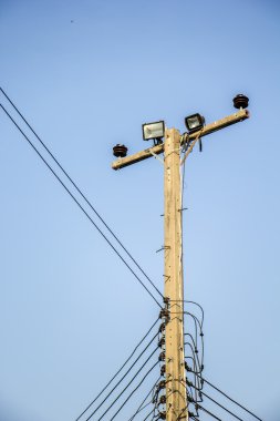 Polonyalılar, Tel, çimento. Ampuller, lambalar, gökyüzü.