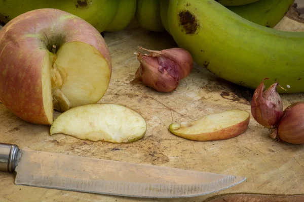 Maçãs, bananas, verde, faca, textura, pisos de madeira . — Fotografia de Stock
